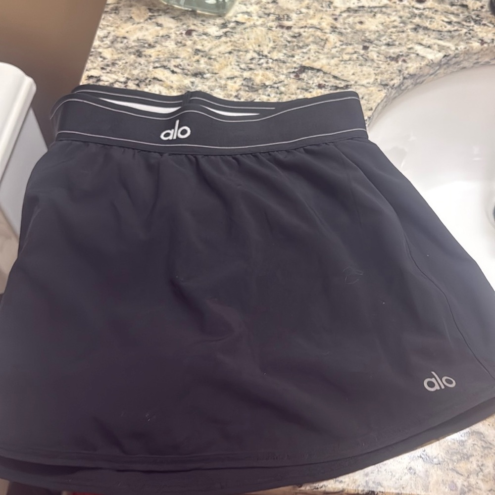Alo yoga black match point tennis skirt.